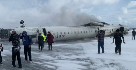 Pesawat Delta Airlines dengan nomor penerbangan 4819 jatuh dan terbalik di Bandara Internasional Pearson Toronto, Kanada, pada Senin (172). (X@ErrolWebber)